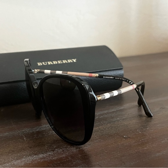Burberry Sunglasses - Excellent Condition - Picture 12 of 16